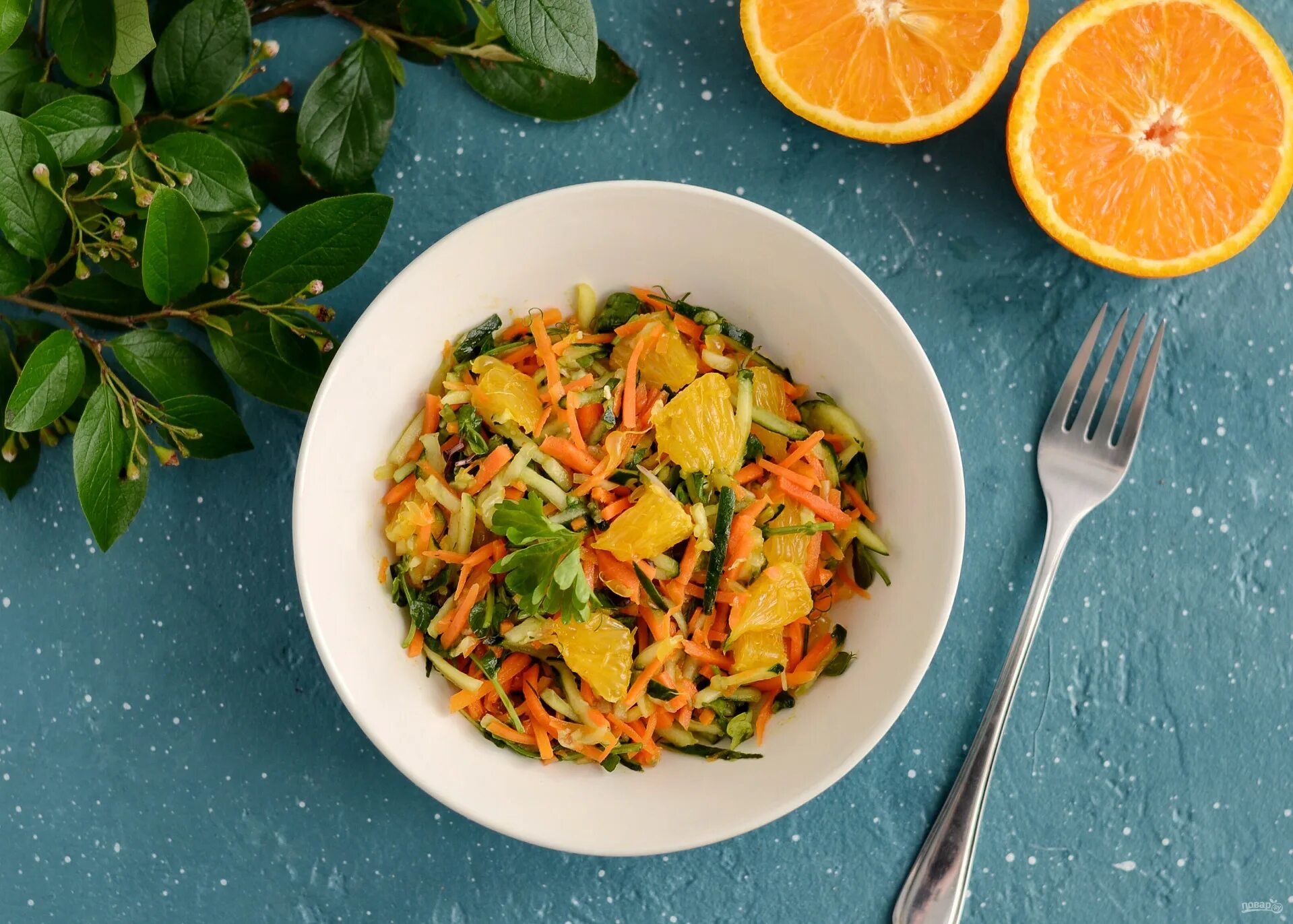 Салат с апельсином и курицей слоями. Салат с ананасом и корейской морковкой. Салат курица апельсин морковь. Салат курица апельсин морковь. Салат с корейской морковью и апельсинами и курицей.