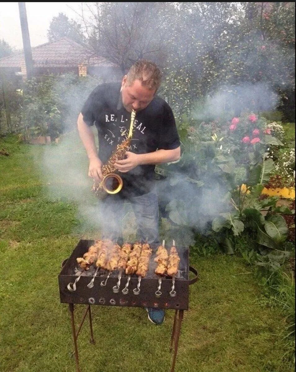 Жарить шашлык прикол. Шашлыки на природе. шашлыки на даче. барбекю на природе. шашлык на мангале.