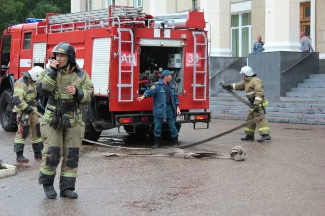 Сбор по пожарной тревоги. Вызов пожарных. Пожарный выезд. Выезд пожарной машины. Пожарные едут.