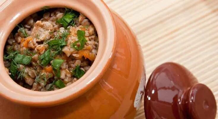 гречка в горшочке в духовке. гречка по купечески в горшочке в духовке. гречка со свининой в горшочке. гречка по-купечески со свининой в духовке в горшочках. гречка с потрошками в горшочках в духовке.