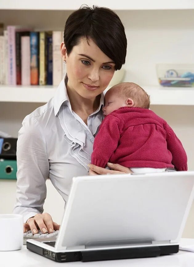 Мама бизнес вумен. Мама в декрете. Бизнес мама. Деловая мама с ребенком. Мама с ребенком за компьютером.