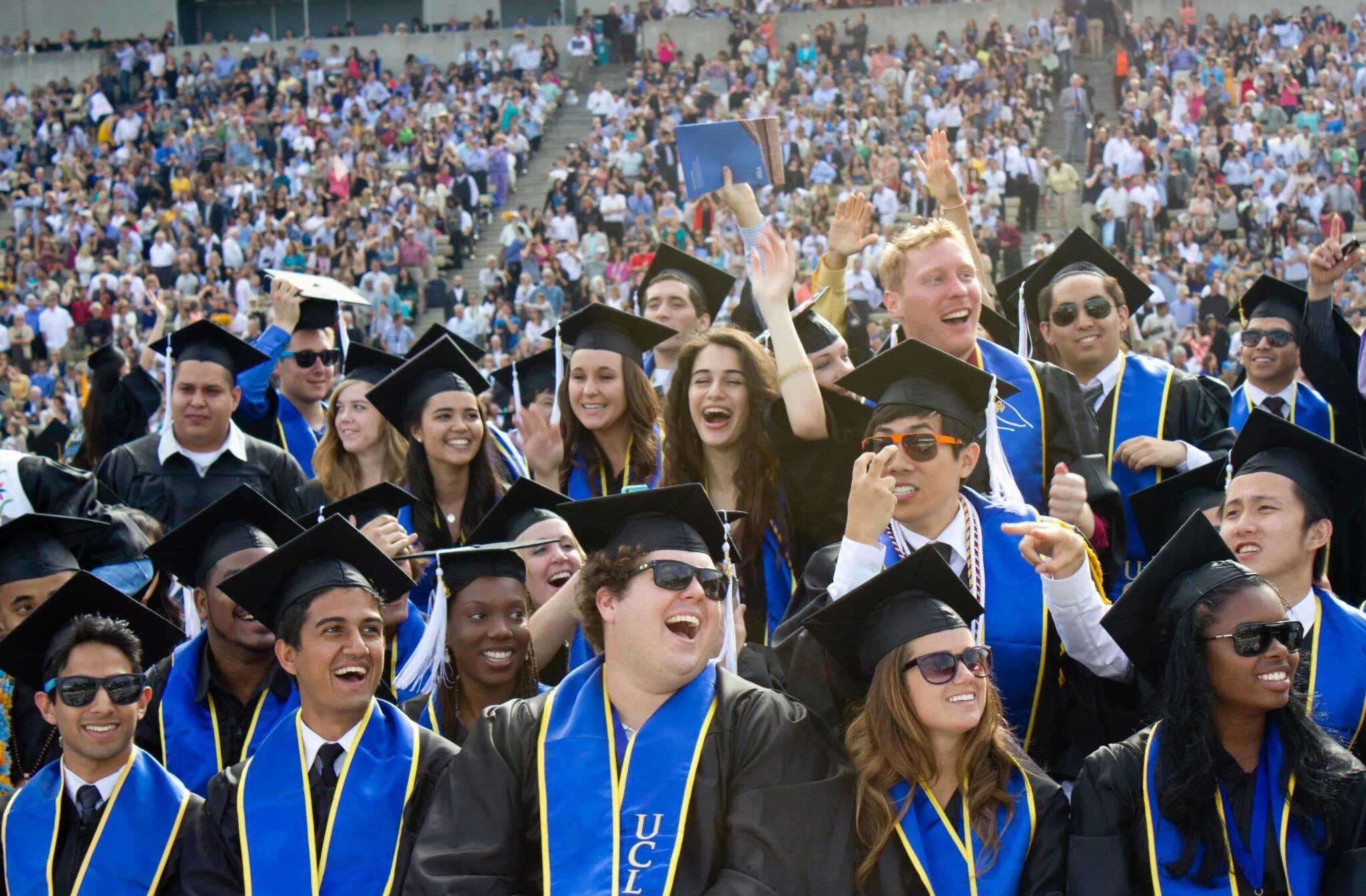 Как поступить в колледж в сша. Выпускники ucla. студенты америки. студент в вузе америки. выпускники университета сша.