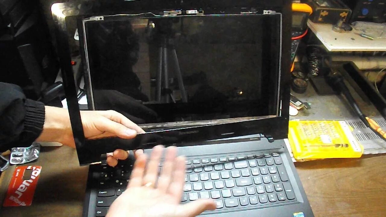 Замена матрицы ноутбука леново. Lenovo g580 zamena матрицы. Матрица на ноутбук леново. Замена дисплея ноутбука. Поплыла матрица на ноутбуке.