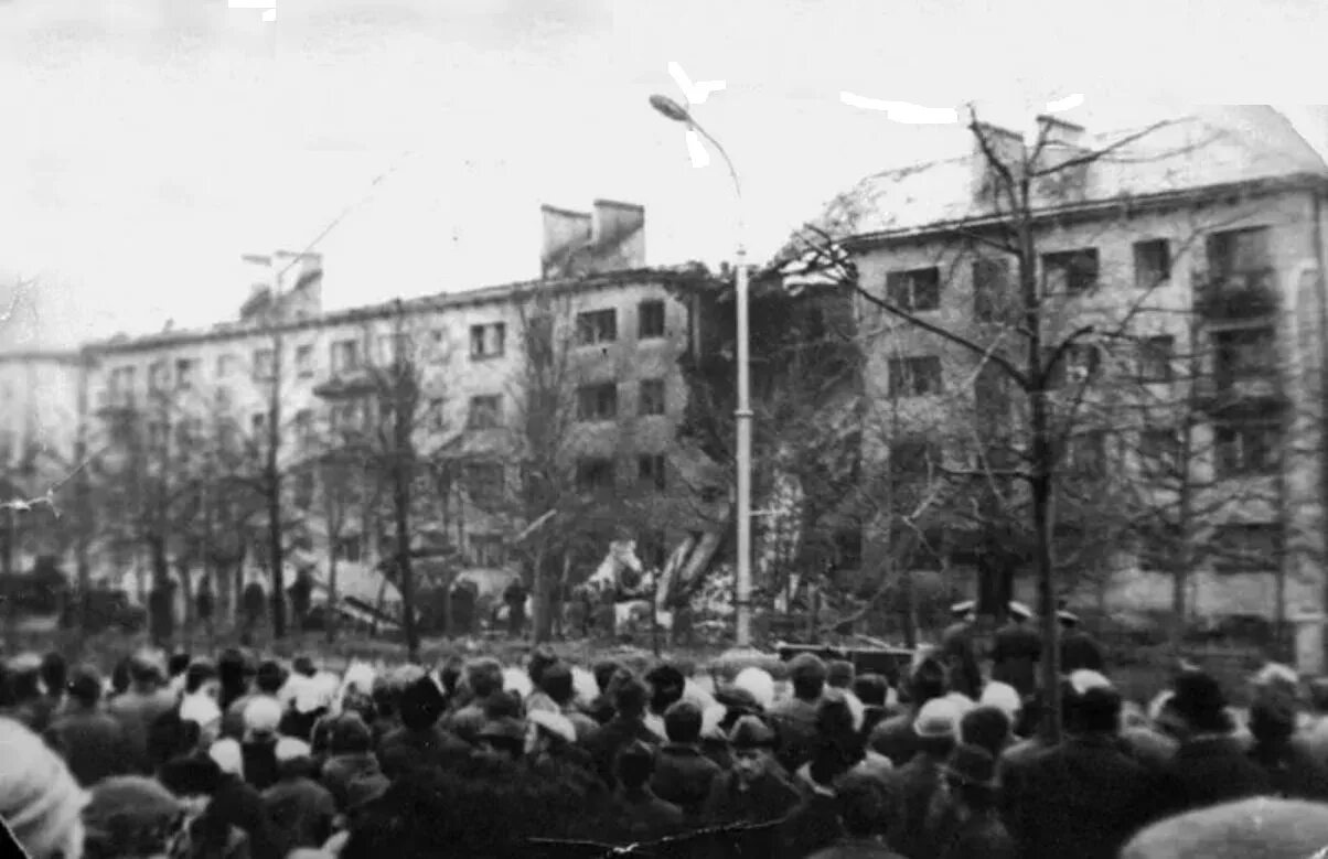 22 октября 1975 года. Катастрофа як-40 в новгороде. авиакатастрофа в великом новгороде в 1975 году. крушение як 40 в новгороде.