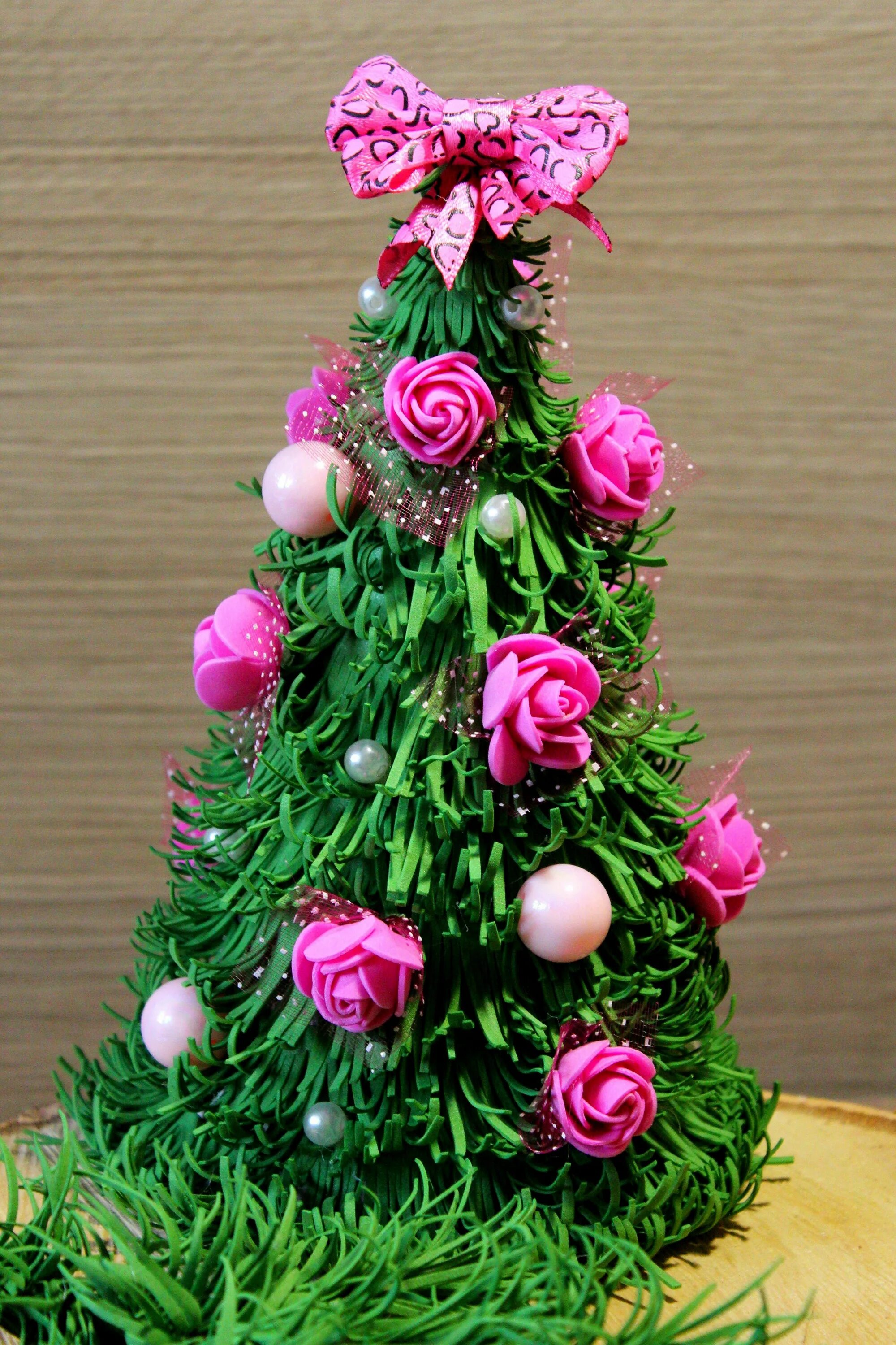 Елочка из фома. Как сделать новогоднюю елку из фоамирана. Новогодняя елка из фоамирана. Новогодние поделки из фоамирана. Елка из фоамирана.