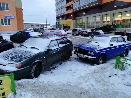 Чужие машины во дворе