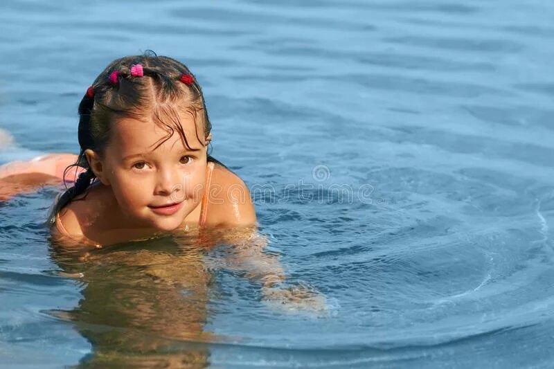 Девочка в бассейне на даче. Купание девочек в ванной. Девочка 10 лет купается. На реке. Деткикупаютсявфантане.