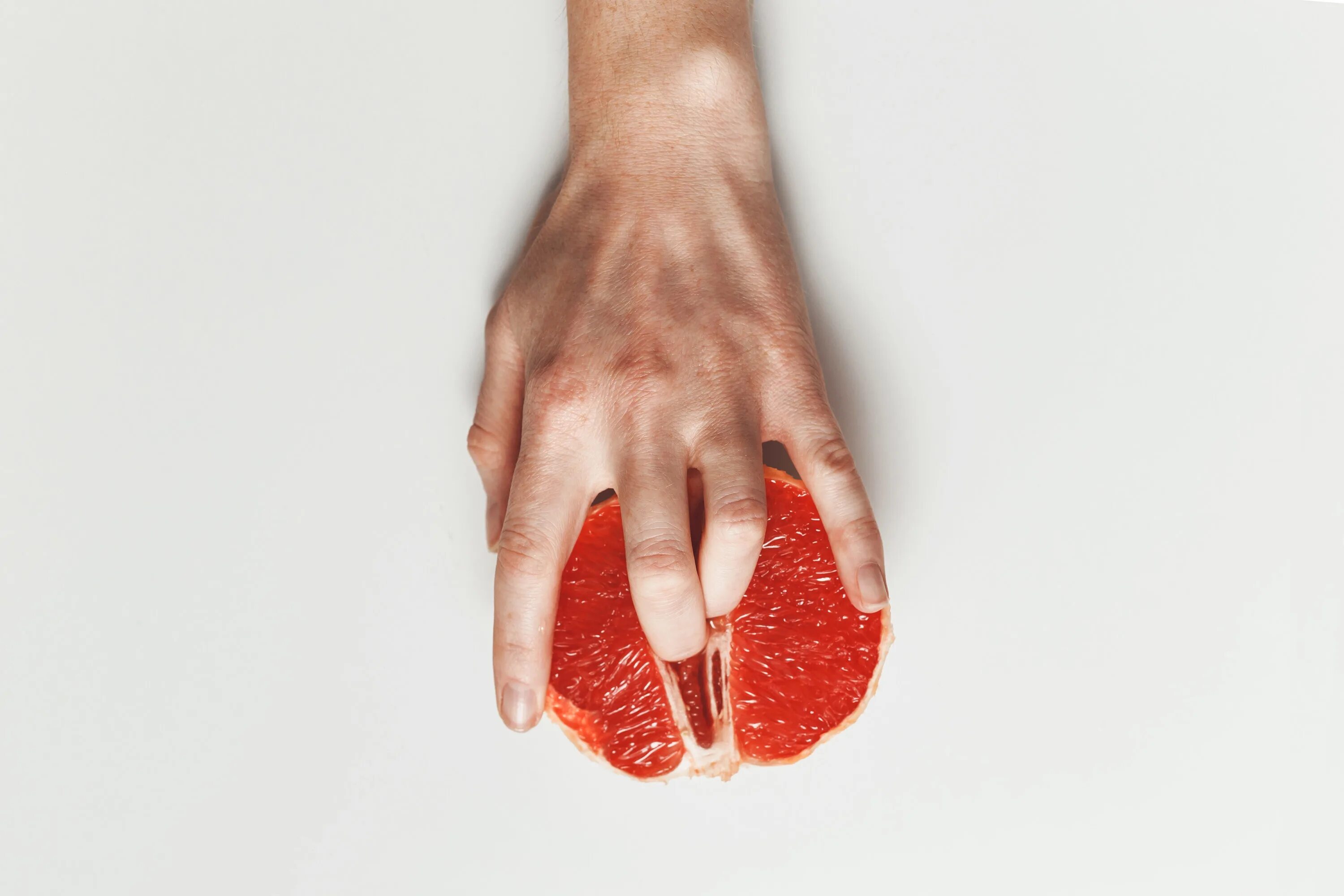 Пальцы в грейпфруте. Женская рука в грейпфруте. Грейпфрут в руке. Женские пальцы в грейпфруте. Удовольствие пальчиками