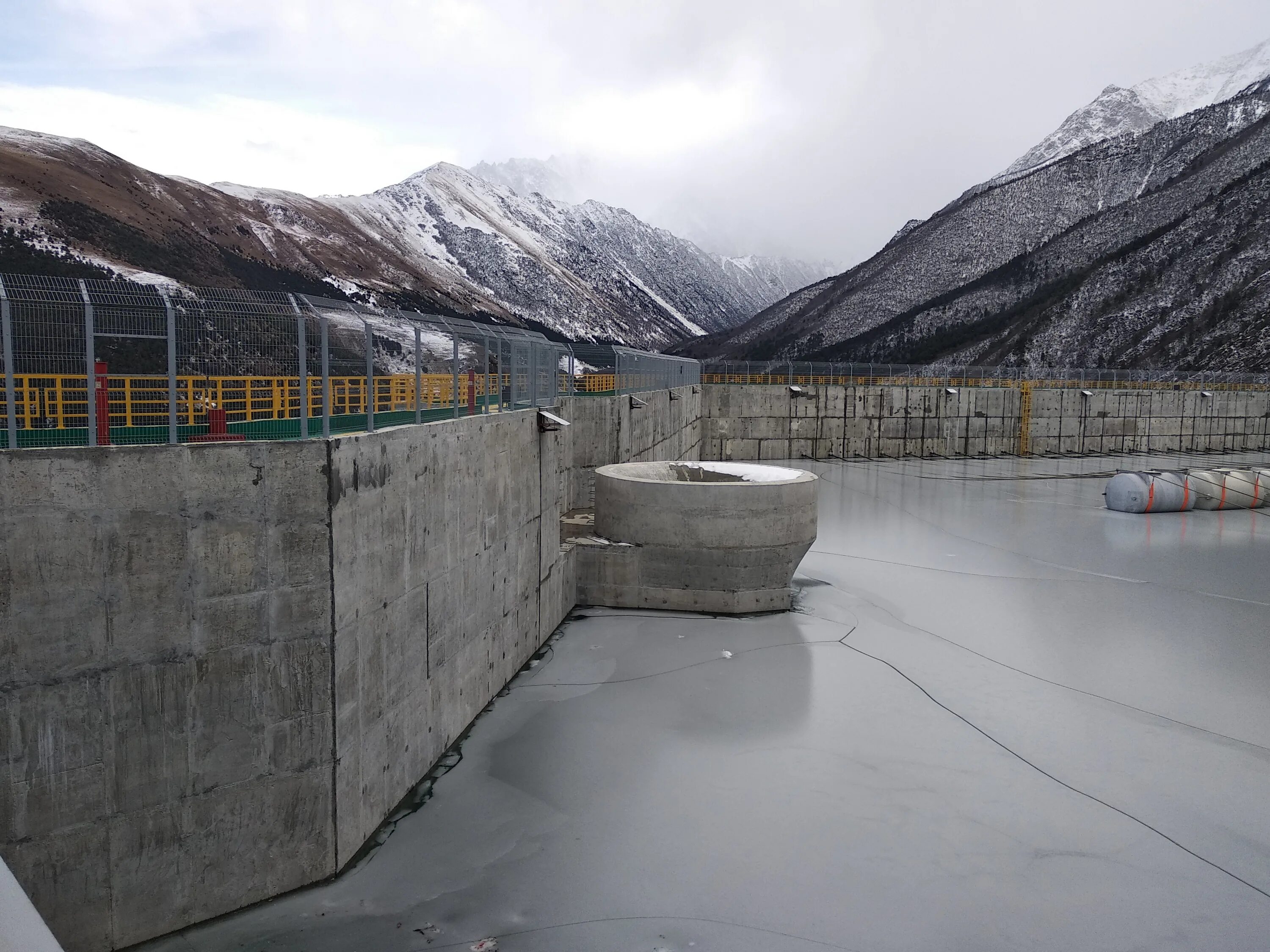 Зарамагскую гэс. Зарамагская гэс водохранилище. зарамагская гэс северная осетия. зарамаг плотина. зарамаг гэс хвостохранилище.