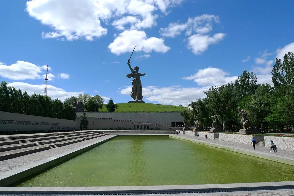 Площадь героев волгоград мамаев курган. Мамаев курган волгоград аллея героев. Площадь героев волгоград мамаев курган. Мамаев курган площадь героев мемориальный комплекс. Площадь героев на мамаевом кургане.