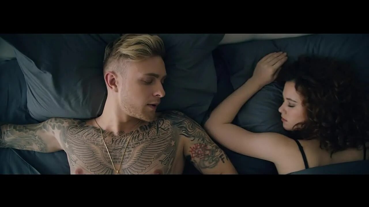 Ты буди буди пока крутишь бигуди. Будильник егор. Егор крид караоке. Как называется песня буди буди. Как называется песня буди буди.