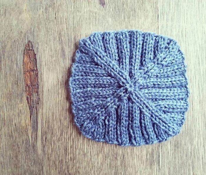 шапка коломиец макушка. донышко шапки спицами. шапки вязаные по кругу. вязание шапки верхушка.