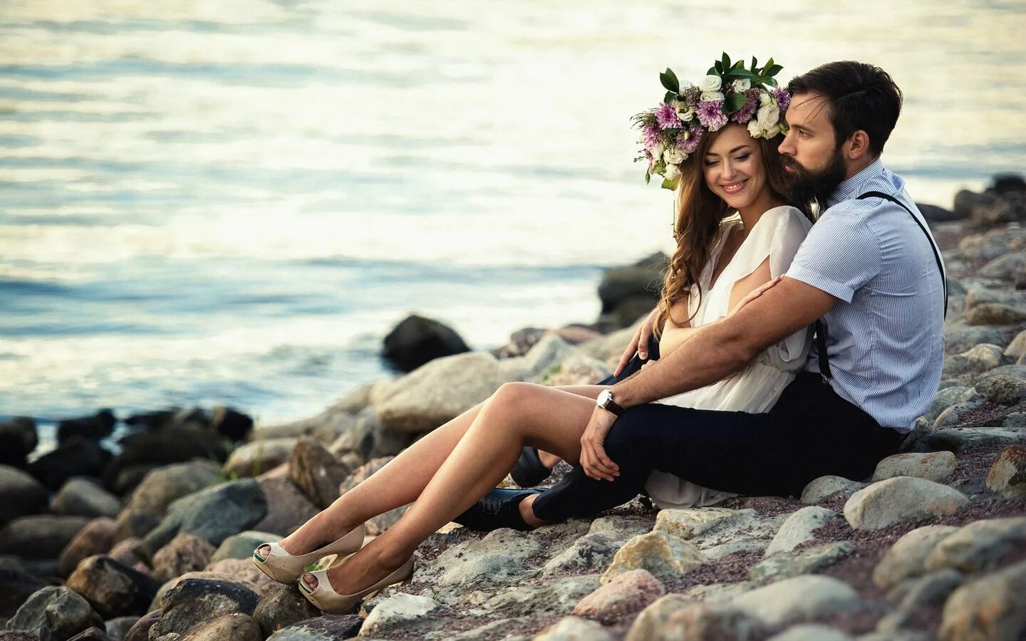 Фотосессия пары. Пара на берегу моря. Романтичный мужчина. Красивая пара влюбленных.