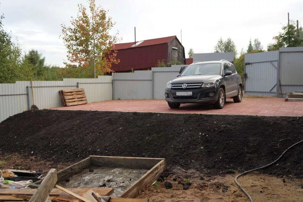 Аренда под парковку. Подготовка площадки под парковку. Наливная площадка под автомобиль. Бюджетная площадка под автомобиль. Площадка под машину на даче с перепадом.