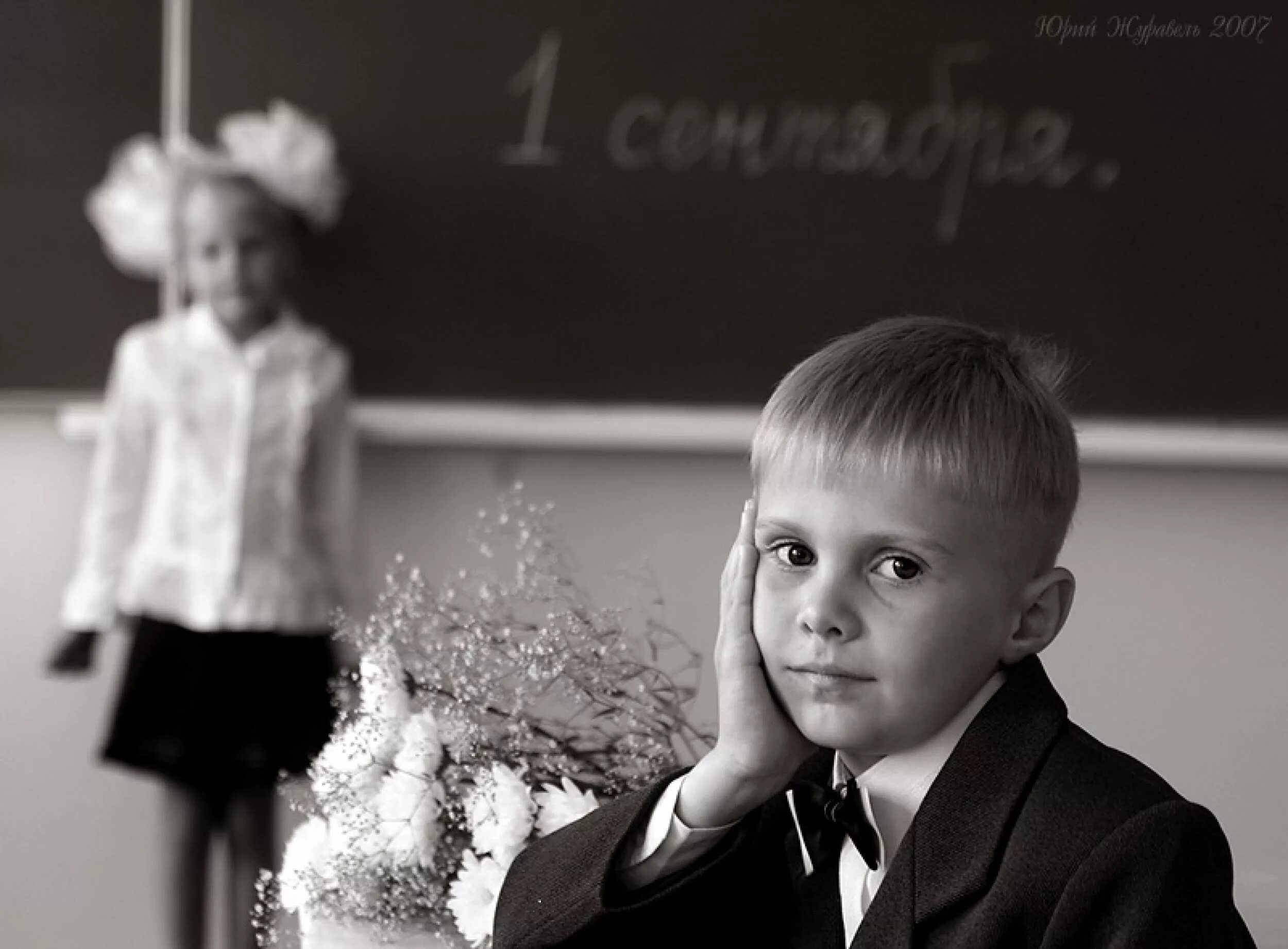 Школьные годы дети. Первоклассник. Фотосессия первоклассника. Грустный первоклассник. Школьник первоклассник.