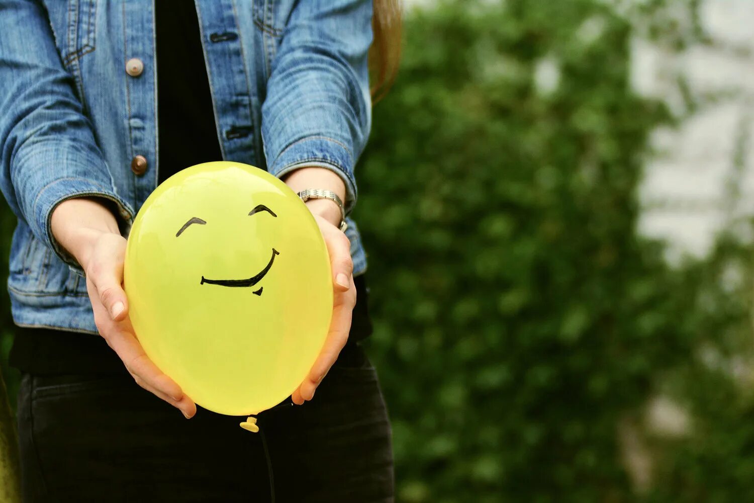 На жизнь и настроение человека. Воздушный шарик в руке. Воздушный шарик с улыбкой. Счастливый человек. Шарик улыбается.