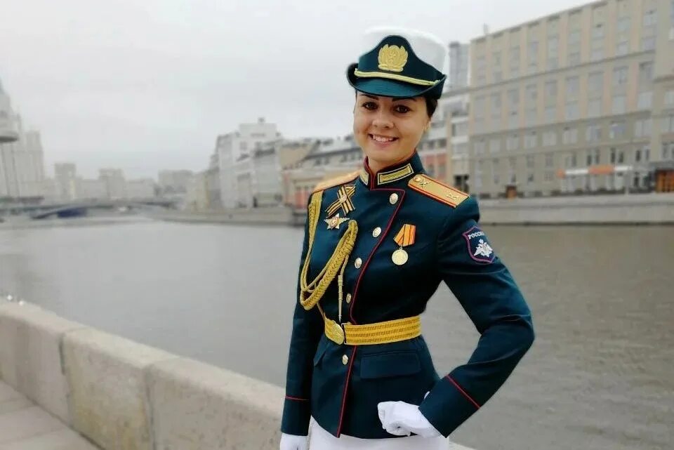 Сам военный форма. Женская военнаяпарадная формая. Женская парадная Военная форма. Девушки в парадной военной форме.