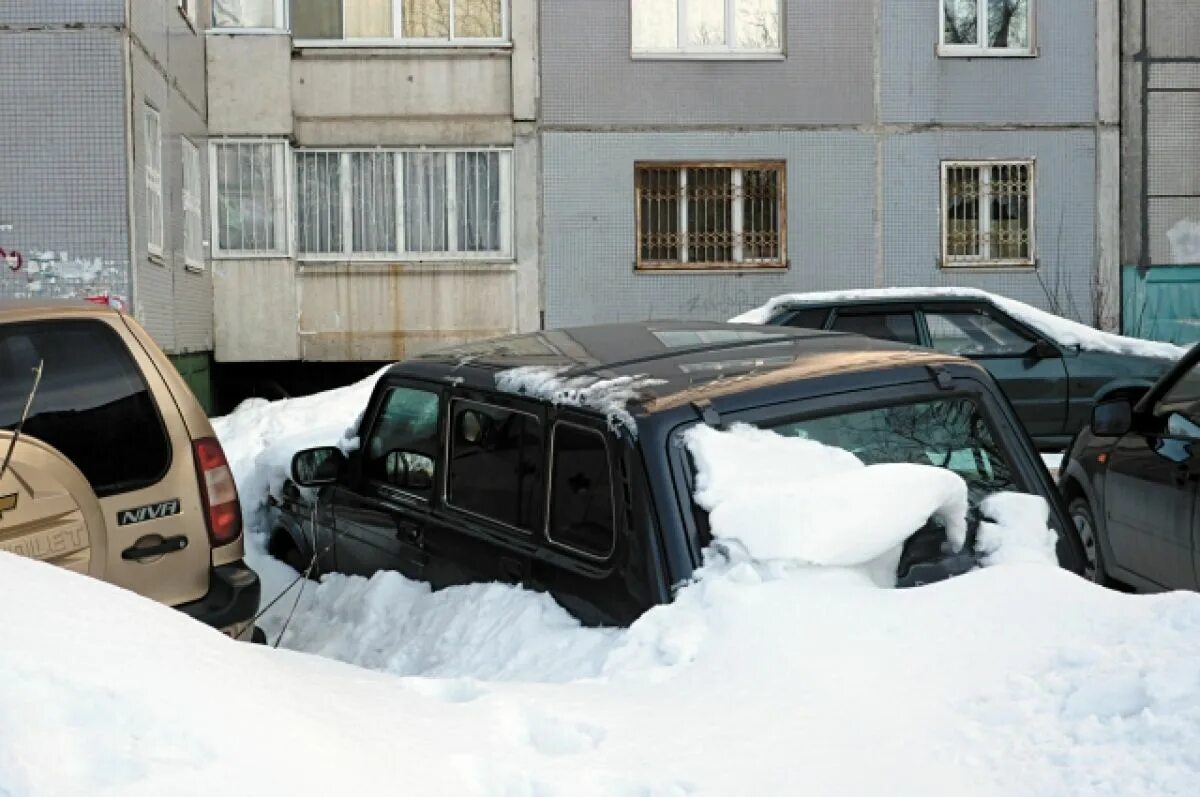 Падение снега с крыши. Сход снега с крыши на автомобиль. Глыба льда упала на автомобиль. Авто в снегу. Падает снег крыши делать