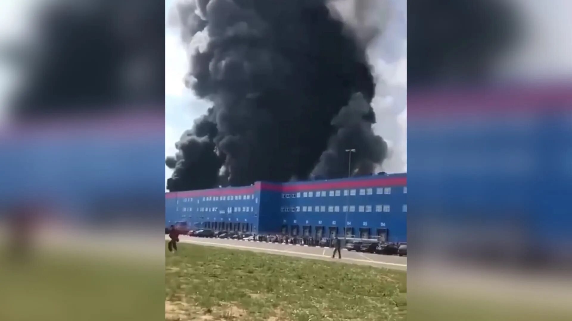 В каком городе сгорел склад вайлдберриз 2025. Пожар на складе азон в подмосковье. сгорел склад в подмосковье. сгорел склад озон в подмосковье. пожар на складе озон.