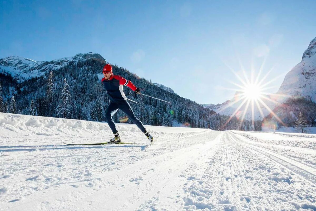 Skiing track. Лыжные гонки. Беговые лыжи спорт. Лыжник. Лыжня в горах.