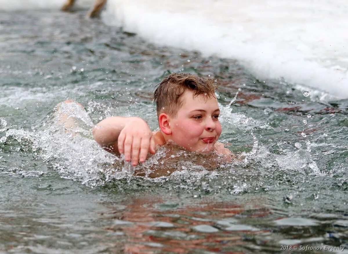 Можно купаться холодной водой. Купание в холодной воде. Моржевание закаливание. Закаливание водой моржевание. Купание вхолодгой воде.