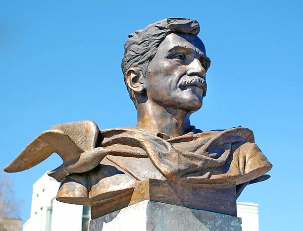 Где установлен памятник александру грину. Памятник грину в кирове. памятник александру грину в кирове. бюст грина киров набережная.
