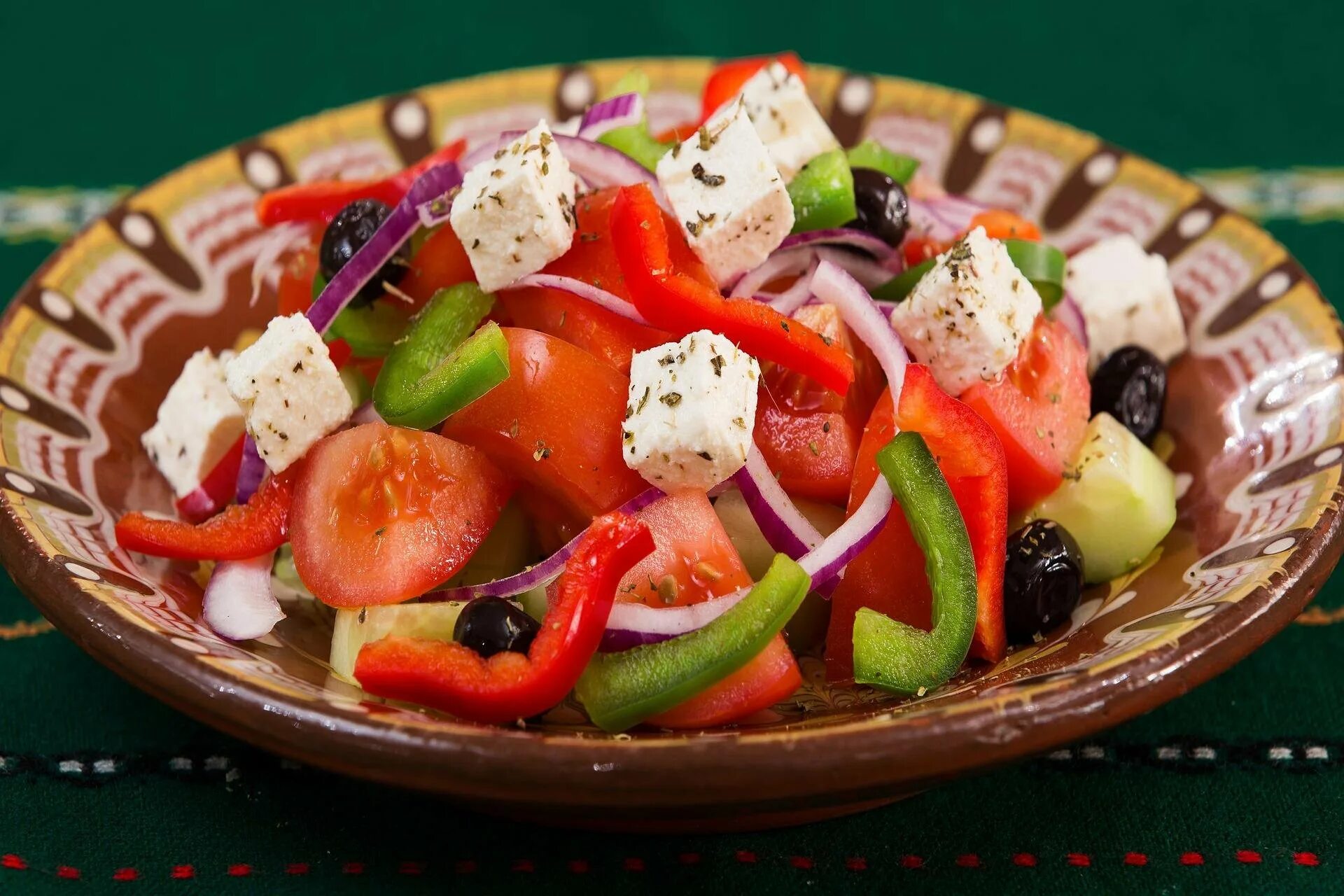 Греческий праздничный стол. Греческий салат. Овощной салат. Салат аппетитный. Вкусный греческий салат.