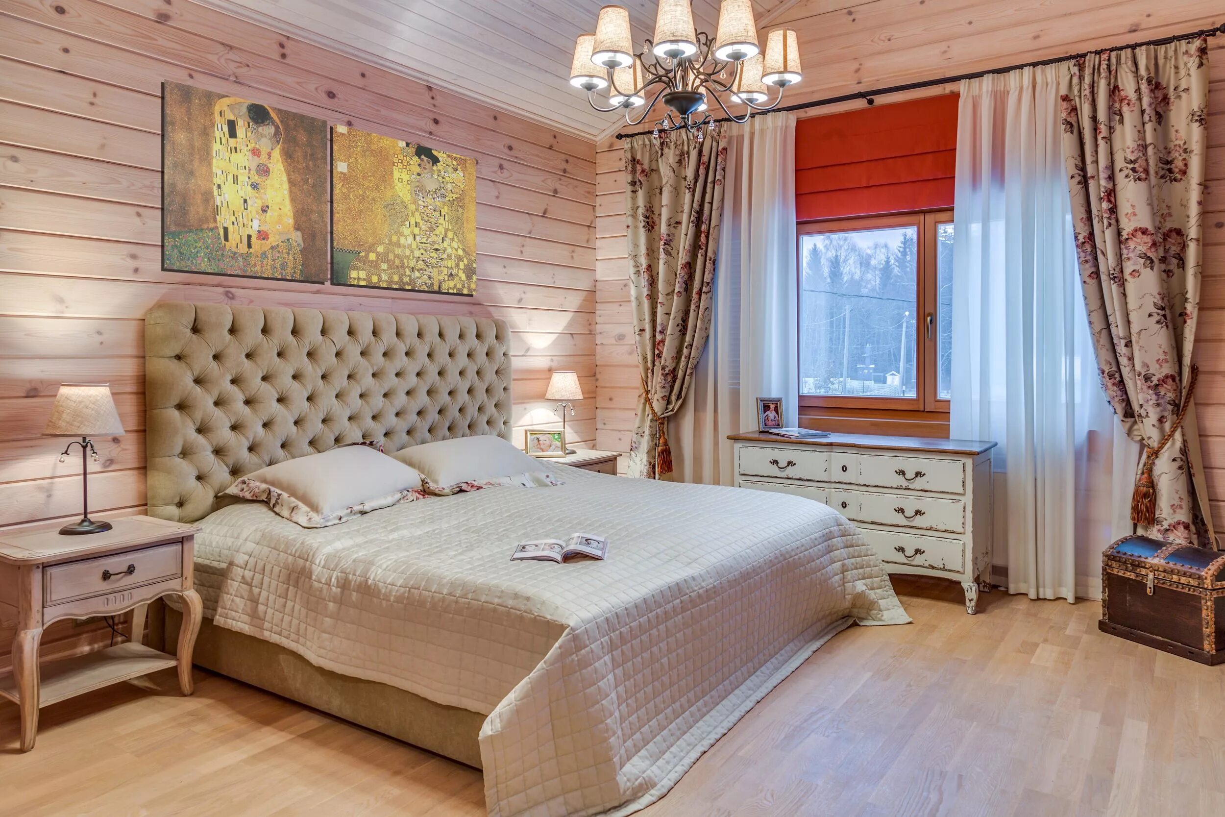 Дизайн комнат в деревянном доме. Спальня в стиле Прованс имитация бруса. Интерьер дома из клееного бруса в стиле Прованс. Интерьер спальни в доме из клееного бруса. Интерьер спальни в деревянном доме.