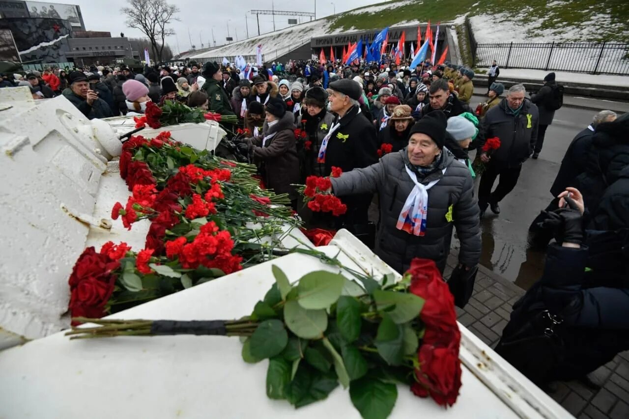 Прорыв блокады 80. Мемориал прорыв блокады Ленинграда. Память о блокаде. С праздником прорыва блокады. Годовщина прорыва блокады.