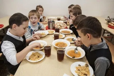 Дети едят в школьной столовой