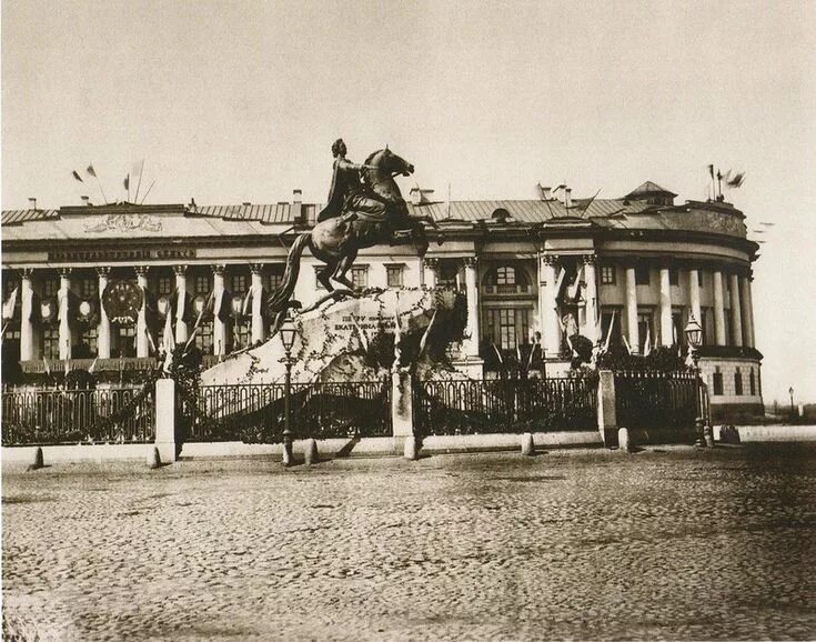 Мост лейтенанта шмидта в санкт-петербурге. Санкт петербург 1870 г дворцовая площадь. Дворцовая площадь зимний дворец. Реформатская церковь санкт-петербург. 1893 год санкт петербург.