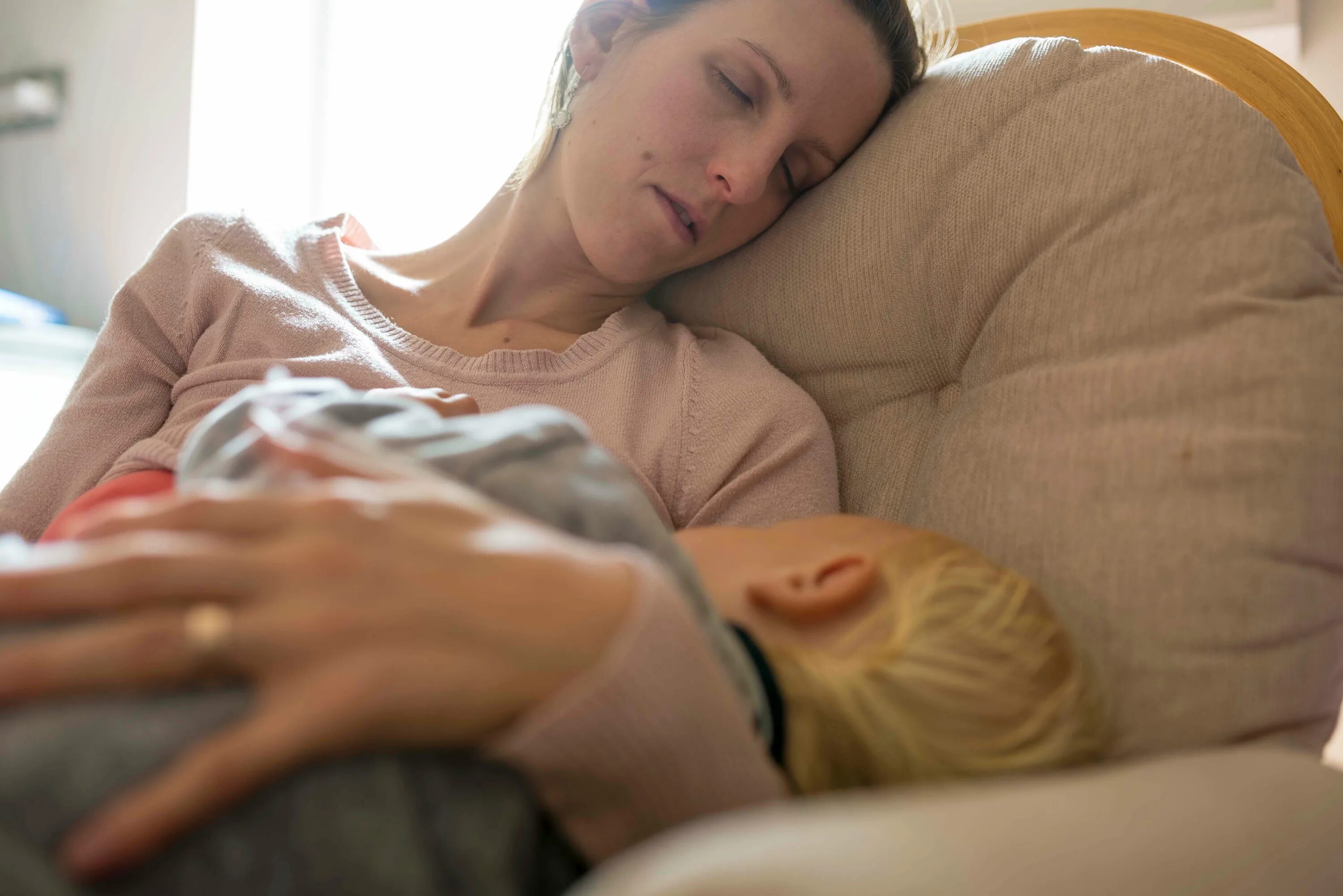 Real mom sleeps. Молодые родители и сон. Послеродовая депрессия фото. Слип послеродовой.