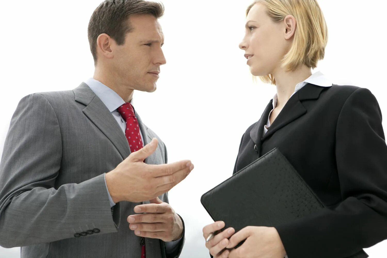 Argument order. Напряженная беседа трех людей. формальная действительность. polite argument. лідерські відносини.