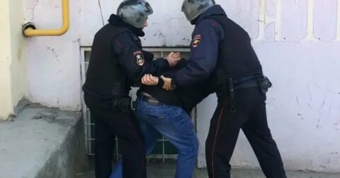 Обыскивает воровку
