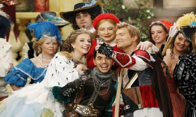 Мюзикл красная шапочка 2012. Новогодние мюзиклы со звездами по годам. Семенович мюзикл алладин. Филипп киркоров в мюзиклах. Новогодний мюзикл золотой ключик.