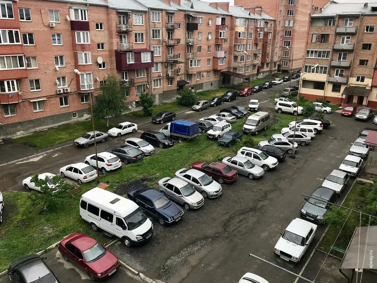 Парковка машин во дворе. Парковка во дворе. Парковка автомобилей во дворах жилых домов. Парковочное место во дворе. Машина на парковке.