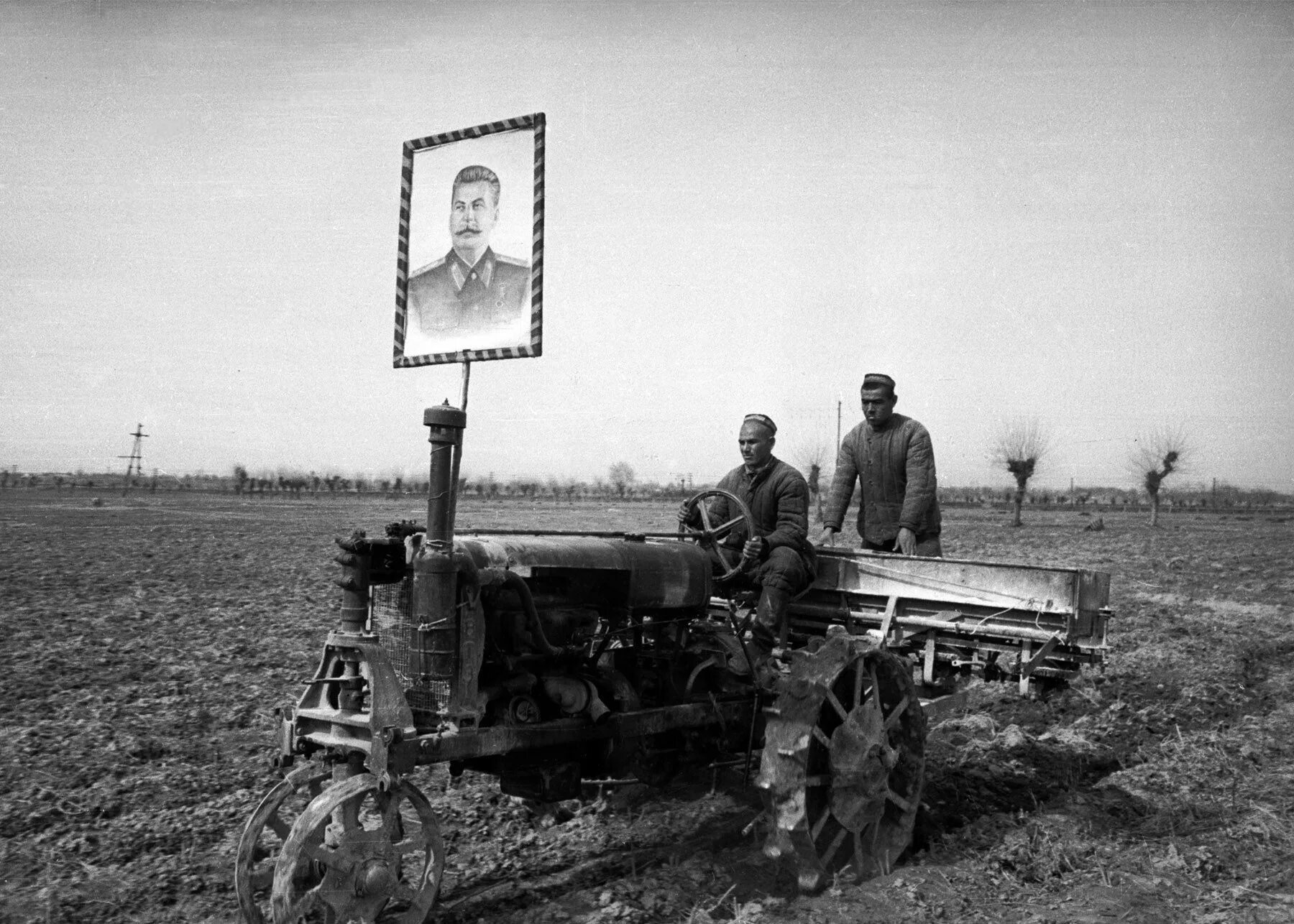 Создание первой в ссср женской тракторной. Механизация сельского хозяйства 30-е СССР. Колхоз в СССР В 30-Е годы. Сельское хозяйство СССР 1930е. Трактор колхоз 1945.