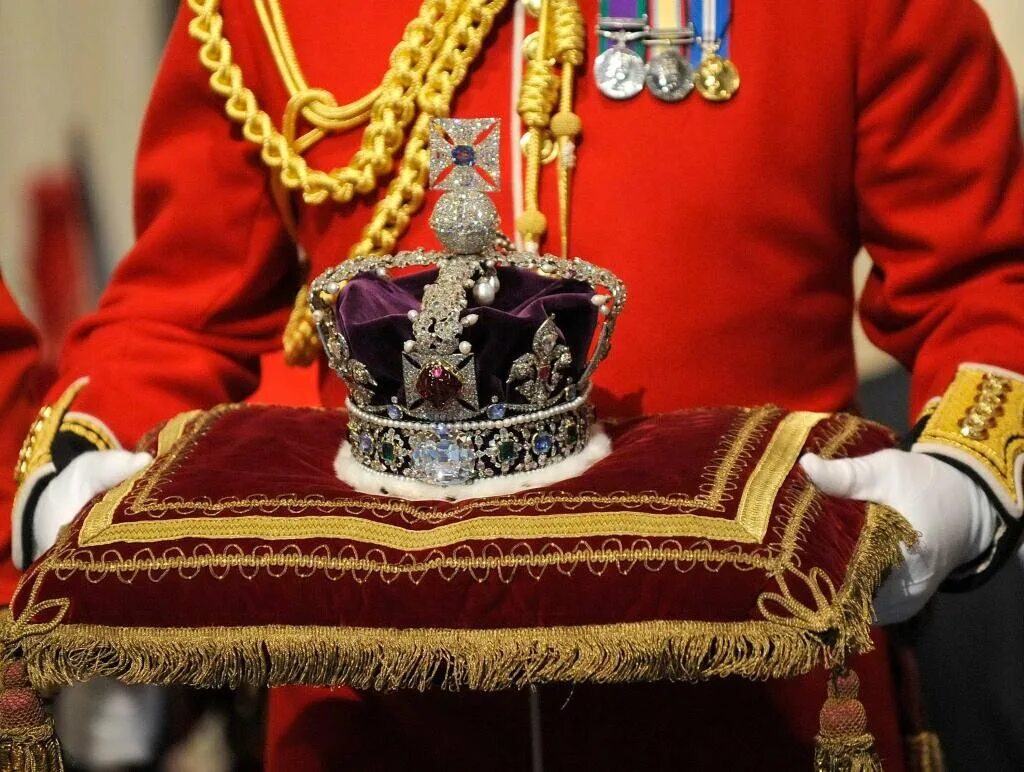 Королевские обиды. Корона принца Уэльского. Корона королевы Великобритании Кохинур. Черный принц Британская корона.