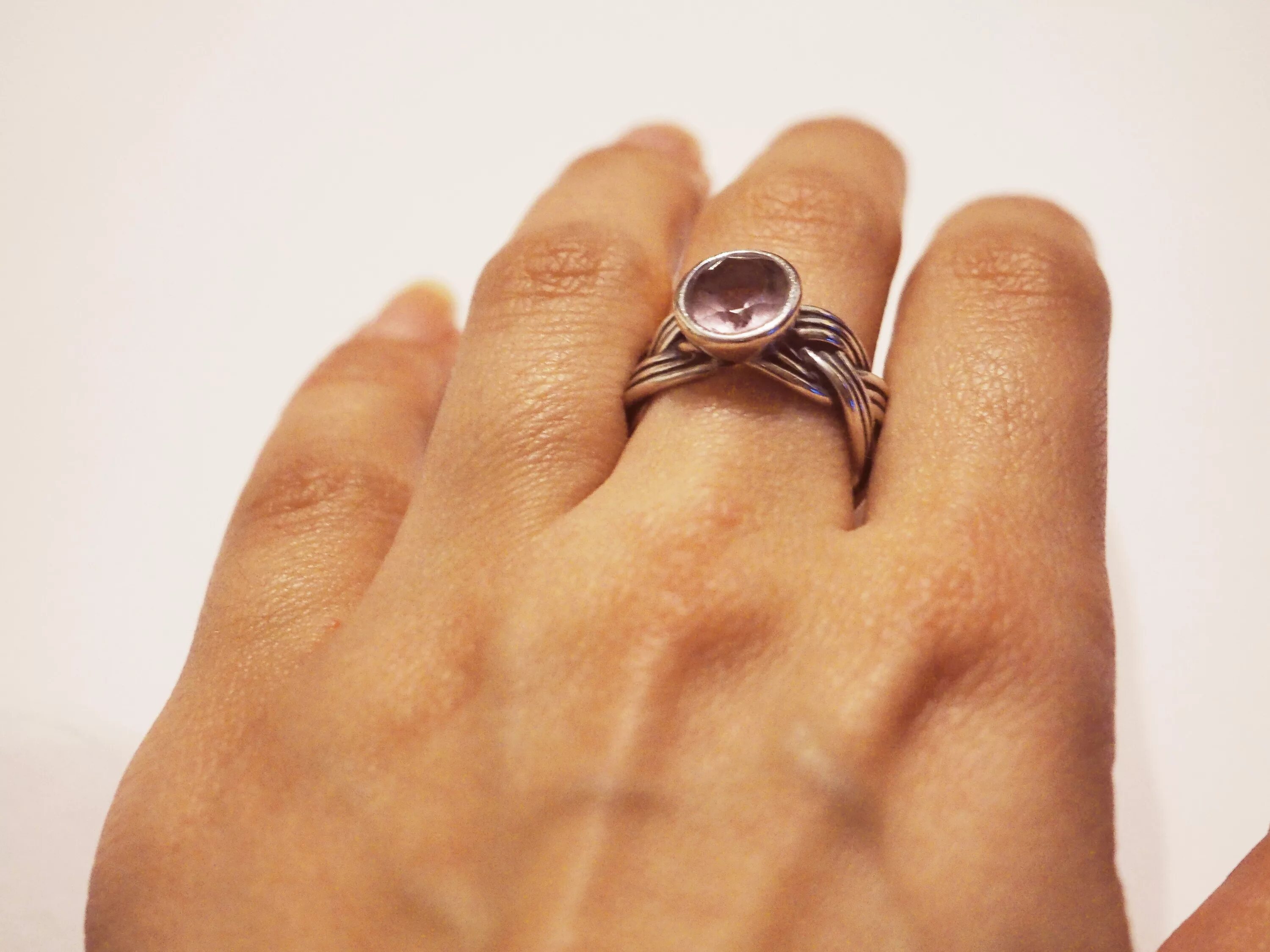 Перстень на руке. Кольцо на пальце. Кольцо на мизинец женское. Девушка с кольцом на пальце. Сон одели кольцо золотое кольцо