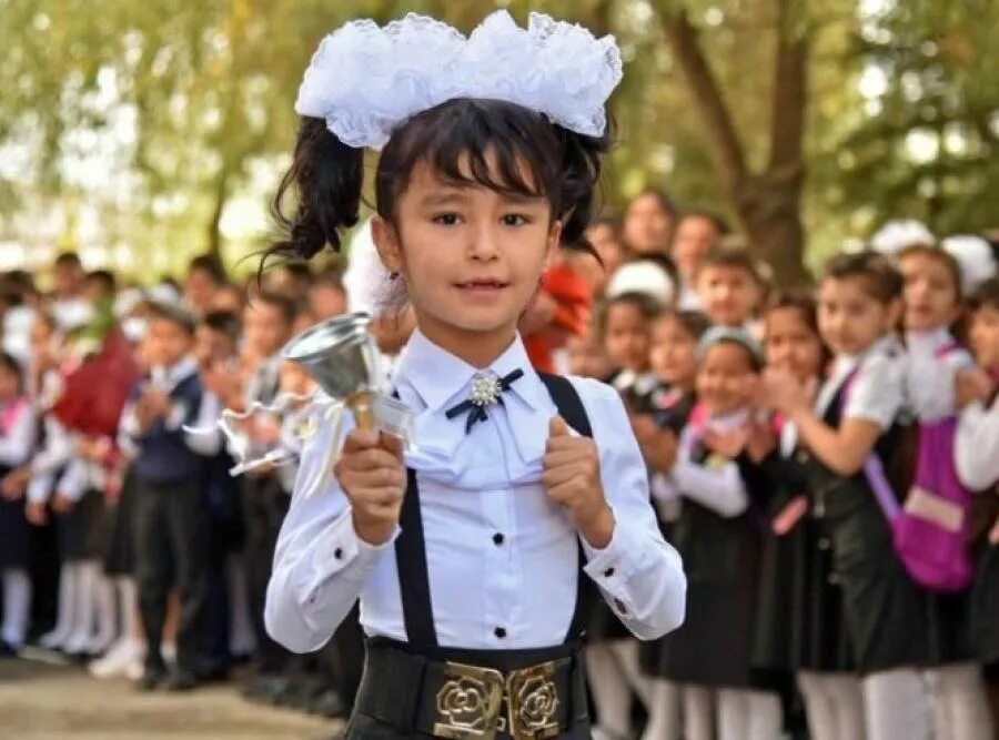 Школьники Узбекистана. Первоклассники Узбекистан. Школьная форма в Узбекистане. Мактаб укувчиси.