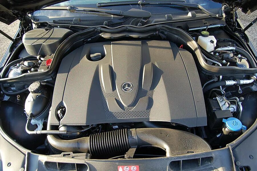 Подкапотное пространство мерседес бенц 2021 года. Подкапотное пространство mercedes ml350. Подкапотное пространство мерседес. Мотор мерседес 2. Мерседес 212 под капотом.