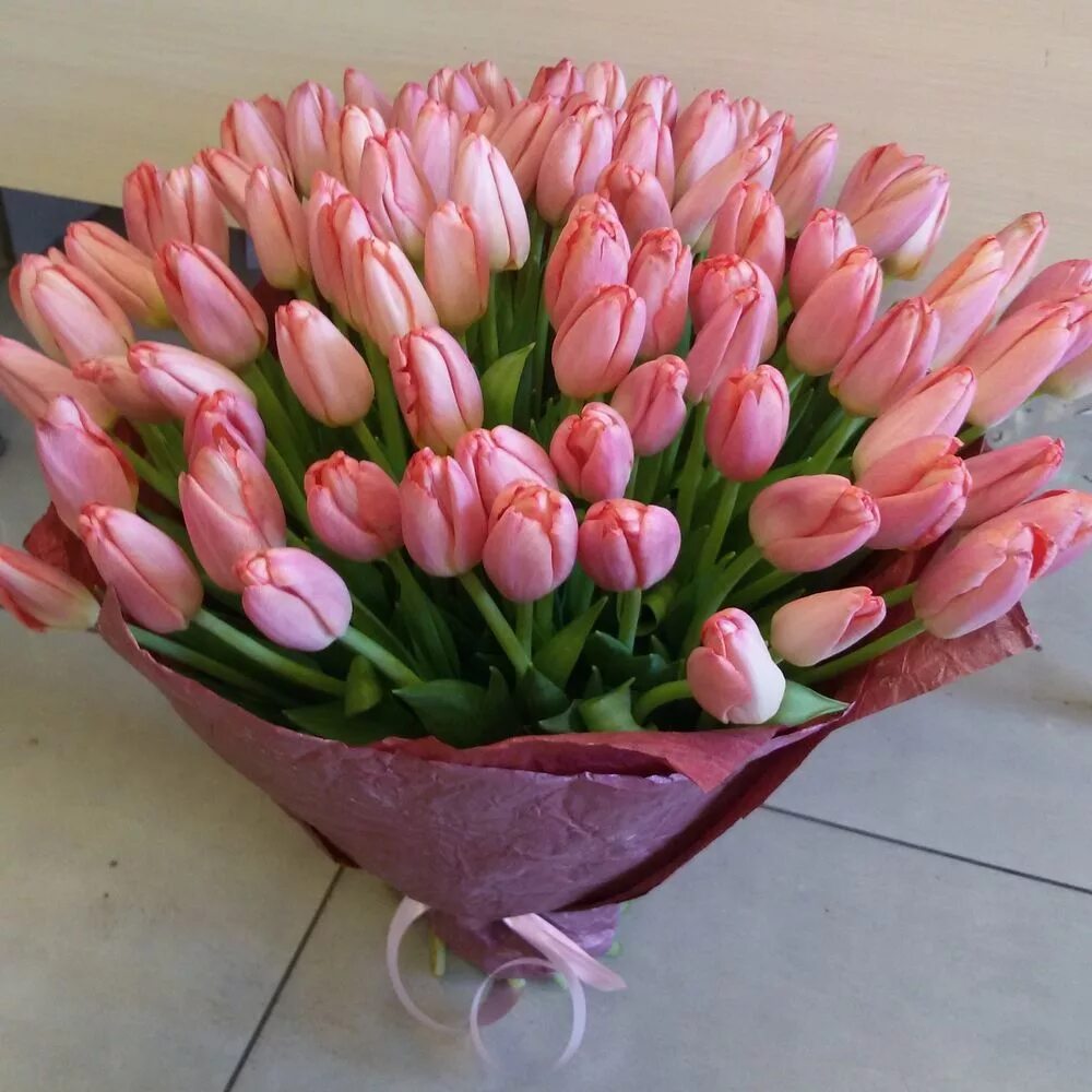 Розовые тюльпаны к чему. 101 Тюльпан. Монобукет - тюльпаны. Огромный букет тюльпанов. Голландские тюльпаны букет.
