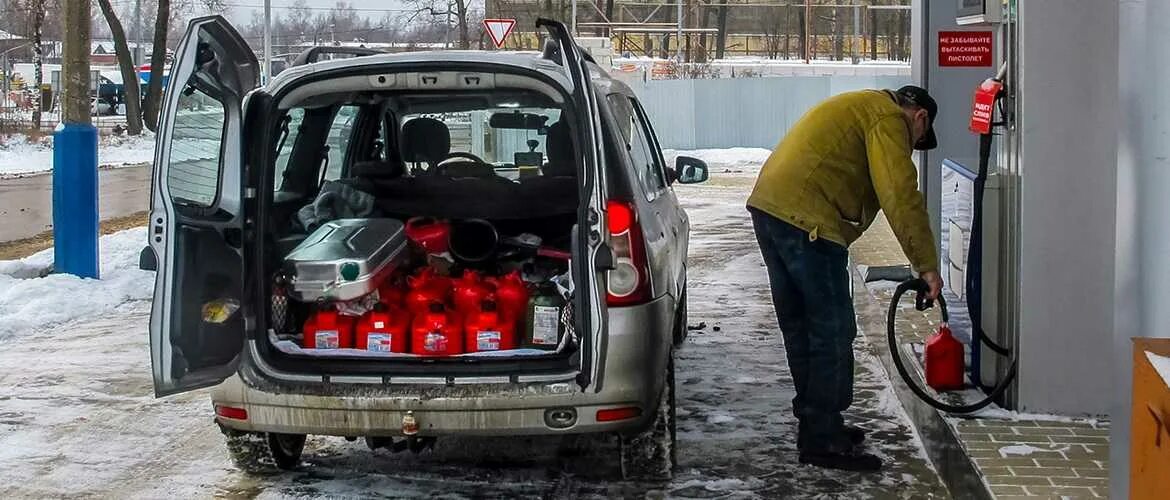 Налив топлива. Обман на азс. Заправка автомобиля. Заправляет машину. Заправил машину с включенным двигателем.