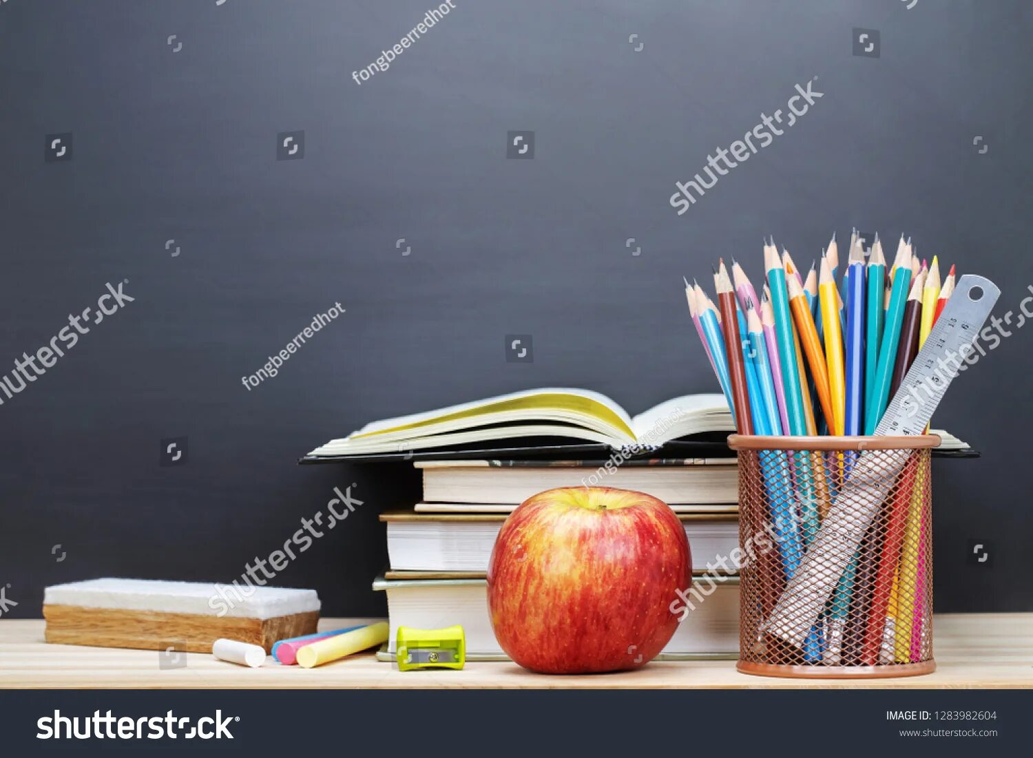 Бумага и цветные карандаши. I have many pencils. Pencils on the desk. Деревянный карандаш. Карандаши на столе.