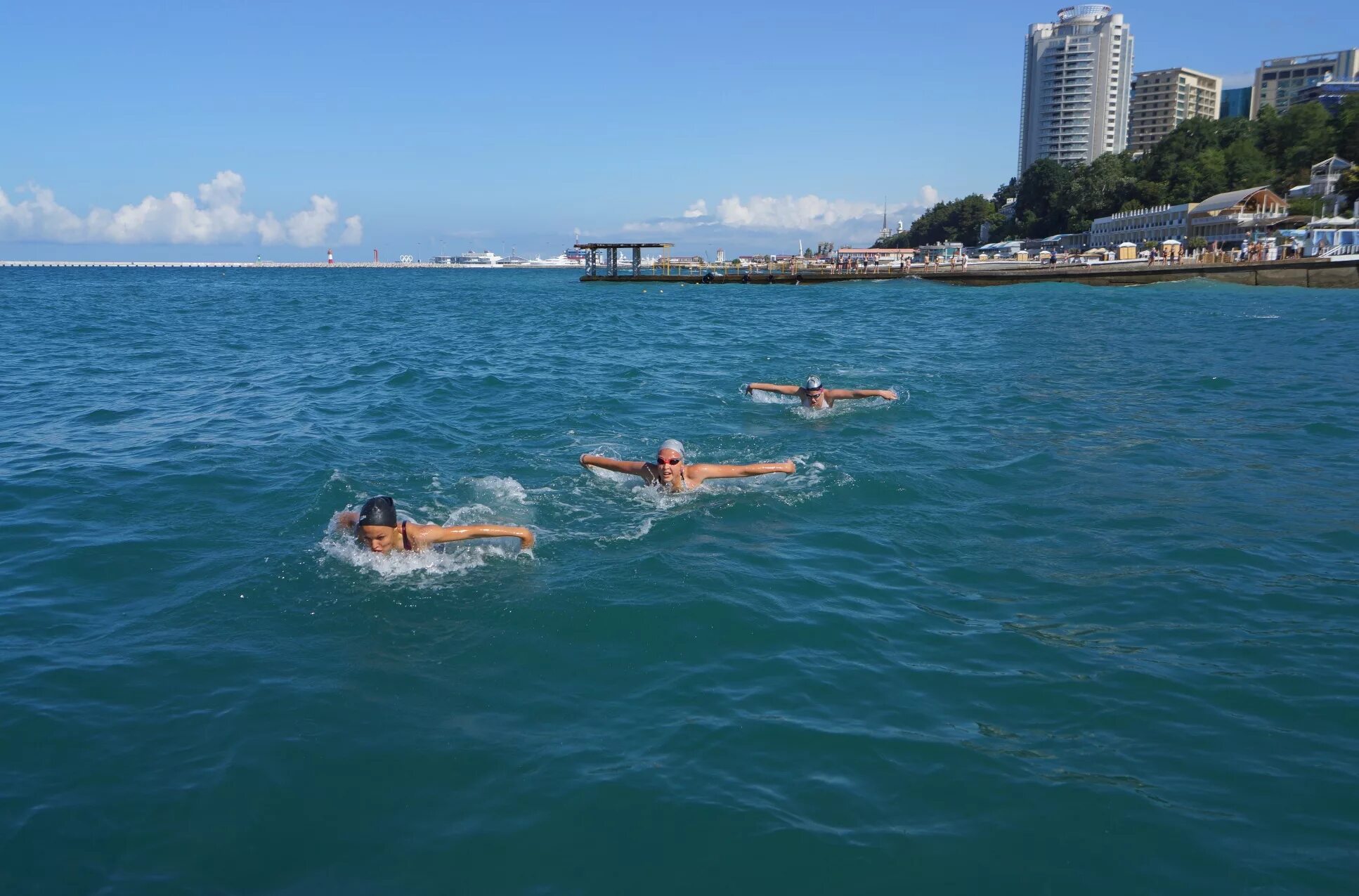 Сочи море. Купаться в море Сочи. Сочи море фото. Пляж Известия Сочи. Вода в море в сочи в мае