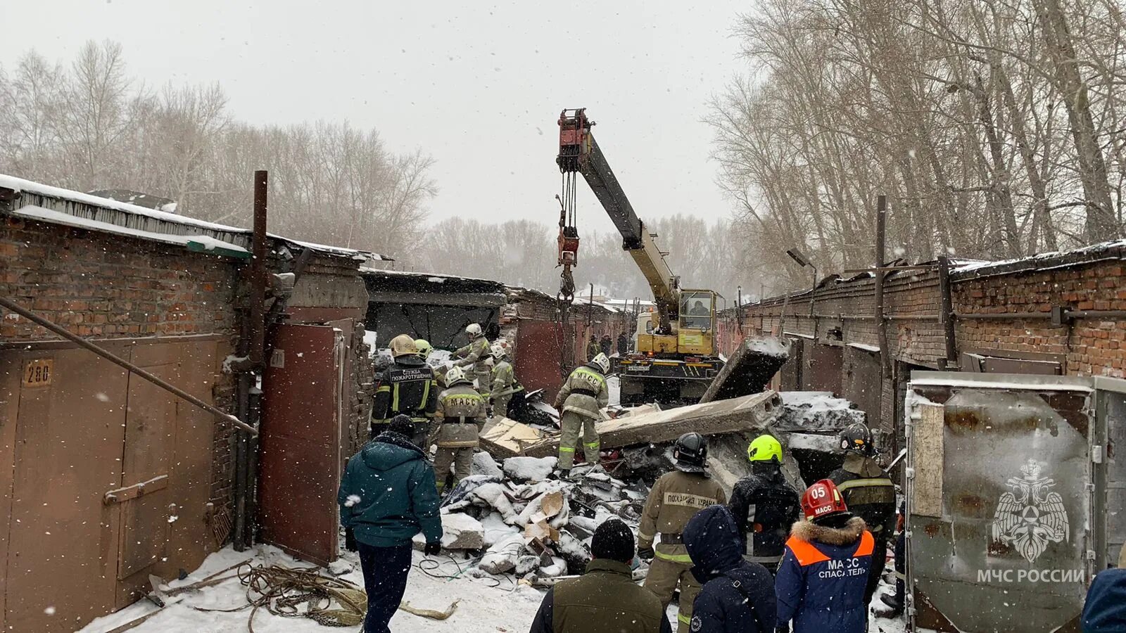 Разбор завалов после пожара. Гаражный кооператив взрыв газа. Взрыв в Кировском районе. Взрывы 10 часов