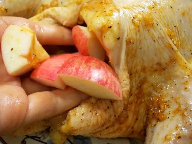 Приготовление курицы с яблоками. Курица с яблоками в духовке целиком. курица в духовке целиком с хрустящей корочкой. курица с яблоками в духовке в рукаве. курица запеченная с яблоками в духовке.