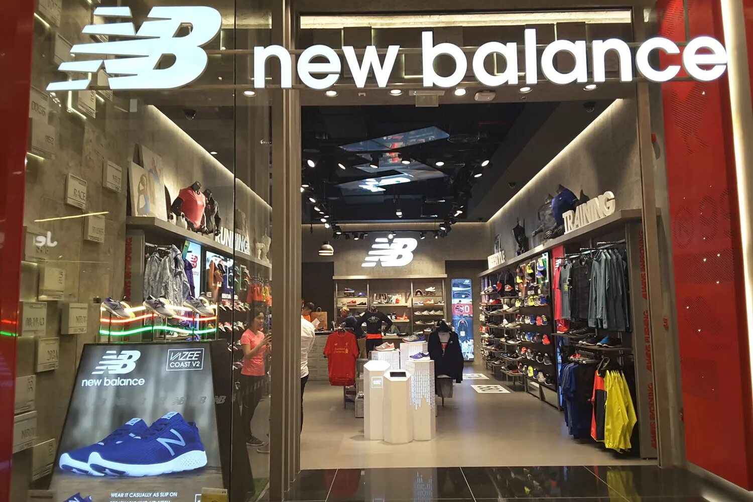 New balance дубай. Магазины New Balance в Дубай. New Balance Dubai Mall. New Balance мега Химки. New Balance мега Екатеринбург.