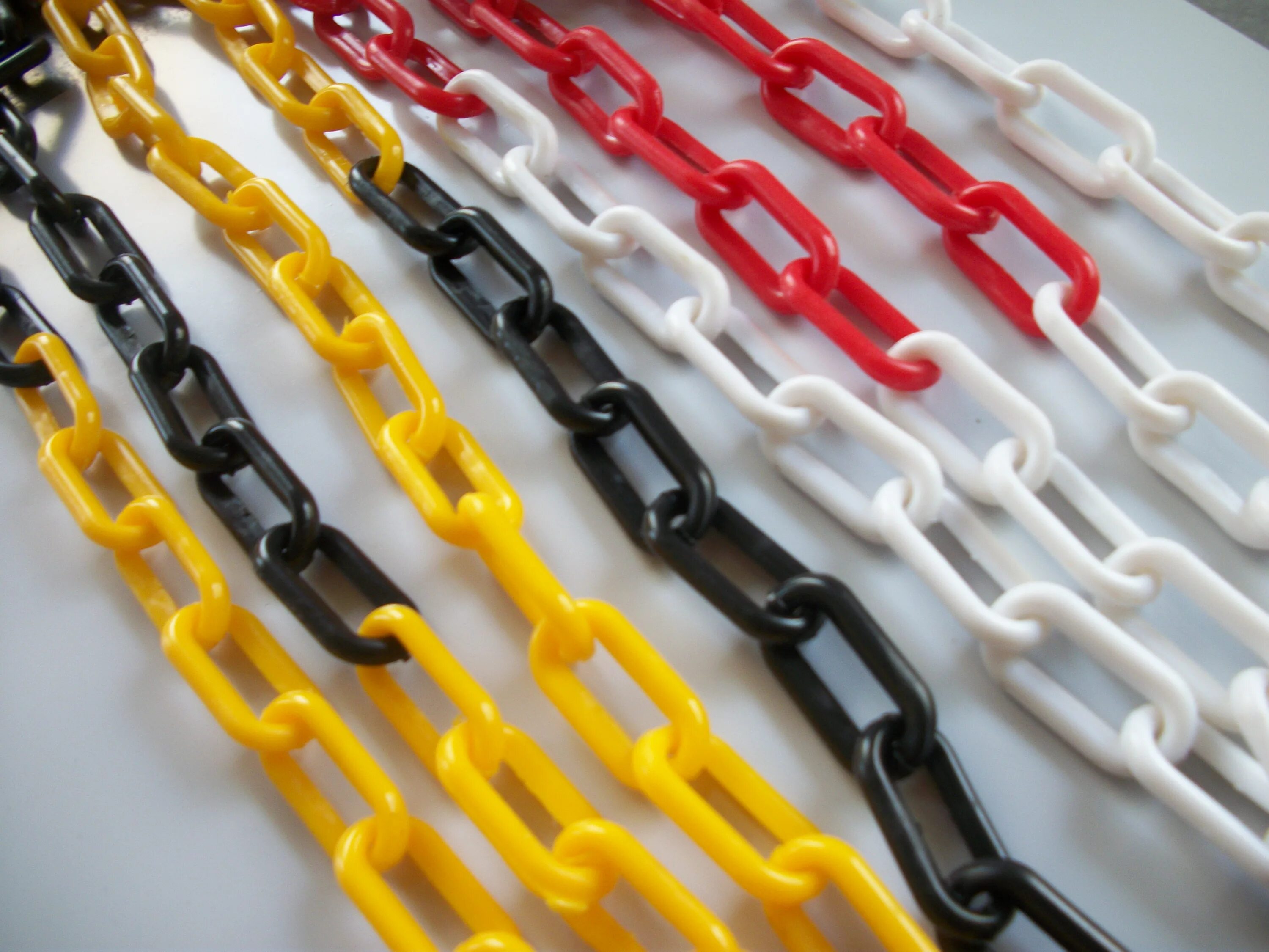 Цепь пластиковая красная. Цепь c2 6мм, 25 м. Plastic chain. Цепь пластиковая сигнальная 6 мм 50 м красно-белый. Пластиковая цепь для ограждения.