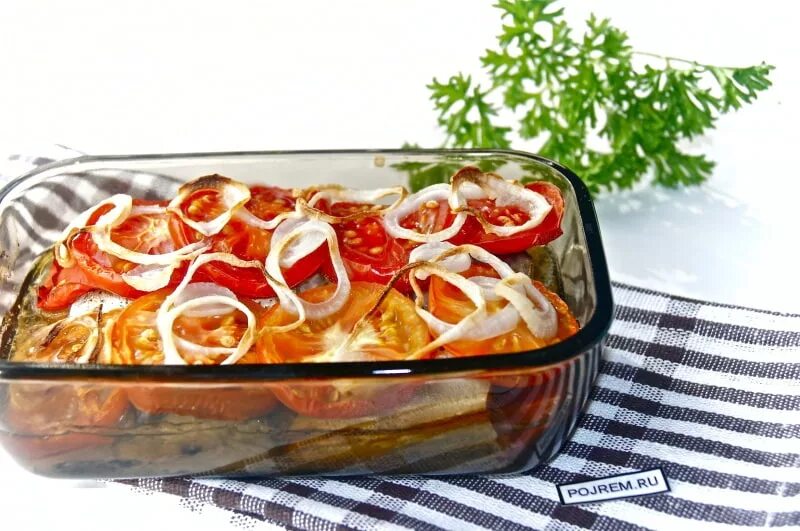 Скумбрия с помидорами на зиму рецепты. Скумбрия с помидорами. скумбрия в томате. скумбрия в духовке с помидорами. скумбрия в томате с овощами.